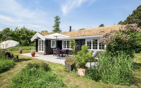 Ottil - 1Km from the Sea: Træ, Hus, Sommerhus, Hjem, Tag, Landdistrikt, Sidespor, Bjælkehytte, Garden Bygninger, Hårdttræ