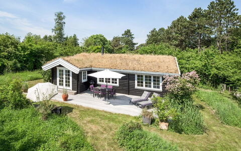 Ottil - 1Km from the Sea: Træ, Hus, Sommerhus, Hjem, Tag, Landdistrikt, Sidespor, Bjælkehytte, Garden Bygninger, Hårdttræ
