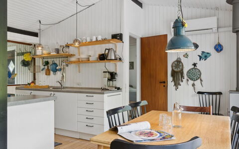 Sarah - 500M from the Sea: Svømmepøl, Udendørs Møbler, Møbel, Udvej, Flise, Eco Hotel, Skygge, Stol, Fritid, Estate