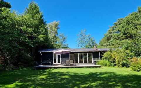 Sarah - 500M from the Sea: Svømmepøl, Udendørs Møbler, Møbel, Udvej, Flise, Eco Hotel, Skygge, Stol, Fritid, Estate