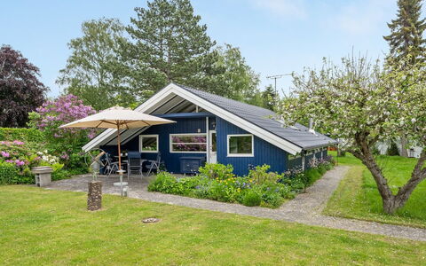 Begitta - 350M from the Sea: Træ, Tag, Arkitektur, Hjem, Hus, Sommerhus, Sidespor, Hårdttræ, Hældning, Estate