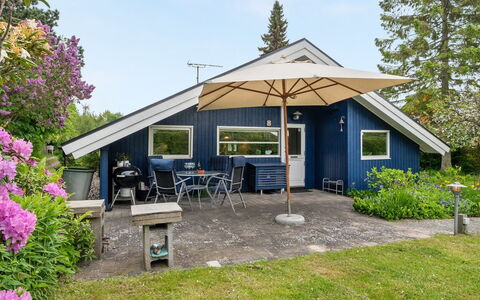 Begitta - 350M from the Sea: Træ, Tag, Arkitektur, Hjem, Hus, Sommerhus, Sidespor, Hårdttræ, Hældning, Estate