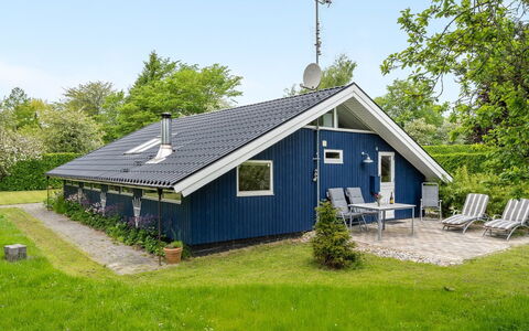 Begitta - 350M from the Sea: Træ, Tag, Arkitektur, Hjem, Hus, Sommerhus, Sidespor, Hårdttræ, Hældning, Estate