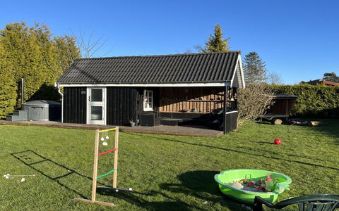 Annegret - 250M from the Sea: Græs, Hus, Tag, Sommerhus, Hjem, Busk, Stuehus, Land Lot, Landdistrikt