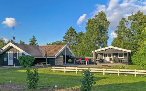 Analine - 1Km from the Sea: Svømmepøl, Udendørs Møbler, Møbel, Udvej, Flise, Eco Hotel, Skygge, Stol, Fritid, Estate