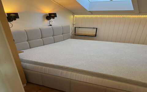 Analine - 1Km from the Sea: Gulvbelægning, Soveværelse, Sengetøj, Seng, Bed Frame, Sengetøj, Sengetøj, Hårdttræ, Madras, Trægulve