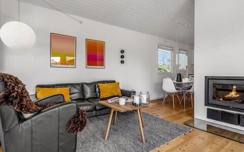 Allaine - 500M from the Sea: Træ, Gulvbelægning, Couch, Indretning, Stue, Trægulve, Hjem, Etage, Møbel, Værelse