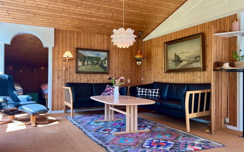 Kiris - 800M from the Sea: Gulvbelægning, Væg, Etage, Indretning, Træ, Loft, Trægulve, Belysning, Møbel, Laminat Gulv