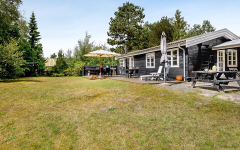 Fjola - 200M from the Sea: Hjem, Sommerhus, Veranda, Hårdttræ, Sidespor, Dæk, Skygge, Planke, Estate, Garden Bygninger
