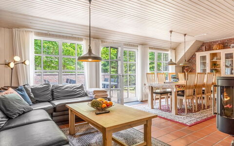 Pauna - 50M from the Sea: Møbel, Træ, Indretning, Gulvbelægning, Loft, Couch, Etage, Trægulve, Stue, Hjem