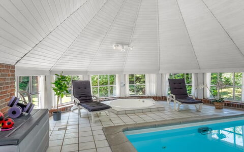 Pauna - 50M from the Sea: Loft, Indretning, Etage, Udvej, Svømmepøl, Skygge, Glas, Estate, Stol, Design