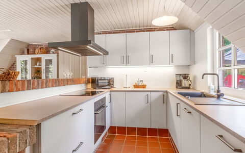 Pauna - 50M from the Sea: Køkken, Countertop, Gulvbelægning, Indretning, Køkken Apparat, Træ, Cabinetry, Loft, Etage, Større Bandage