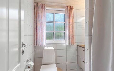 Pauna - 50M from the Sea: Sanitærarmatur, Gulvbelægning, Badeværelse, Etage, Indretning, Loft, Toilet, Vvs, Tap, Håndvask