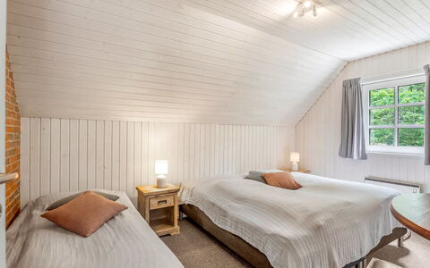 Pauna - 50M from the Sea: Seng, Soveværelse, Træ, Sengetøj, Indretning, Sengetøj, Loft, Etage, Gulvbelægning, Møbel