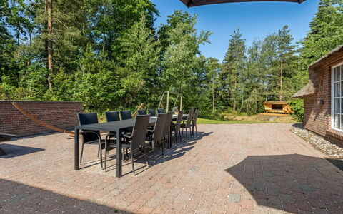 Pauna - 50M from the Sea: Have, Skygge, Landscaping, Estate, Gård, Indkørsel, Design, Evergreen, Backyard