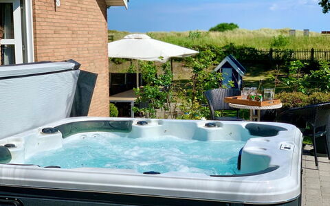 Marjukka - 10M from the Sea: Badekar, Sanitærarmatur, Jacuzzi, Fritid, Stueplante, Blomsterkrukke, Svømmepøl