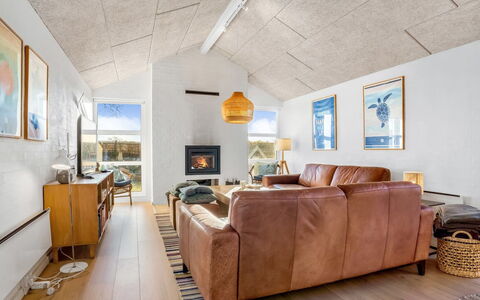 Marjukka - 10M from the Sea: Loft, Stol, Stue, Hårdttræ, Couch, Bejdse, Lysarmatur, Dagslys, Bjælke