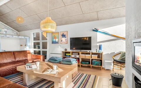 Marjukka - 10M from the Sea: Møbel, Indretning, Gulvbelægning, Træ, Loft, Couch, Etage, Værelse, Stue, Lysarmatur