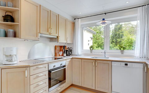 Marjukka - 10M from the Sea: Køkken, Køkken Apparat, Countertop, Indretning, Cabinetry, Større Bandage, Gulvbelægning, Træ, Møbel, Etage