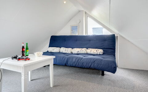Marjukka - 10M from the Sea: Møbel, Indretning, Gulvbelægning, Etage, Hjem, Værelse, Lejlighed, Couch, Stue, Trægulve