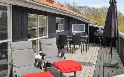 Swanhild - 900M from the Sea: Træ, Hus, Sommerhus, Hjem, Tag, Landdistrikt, Sidespor, Bjælkehytte, Garden Bygninger, Hårdttræ