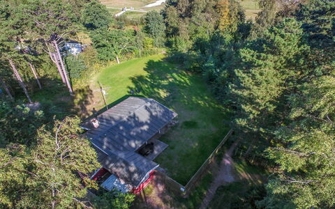 Borica - 100M from the Sea: Bygning, Hus, Vindue, Hjem, Tag, Boligområde, Busk, Sommerhus, Land Lot