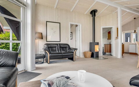 Birtir - 1.2Km from the Sea: Græs, Hus, Tag, Hjem, Sommerhus, Busk, Land Lot, Landdistrikt, Stuehus, Bunddække