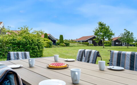 Birtir - 1.2Km from the Sea: Græs, Hus, Tag, Hjem, Sommerhus, Busk, Land Lot, Landdistrikt, Stuehus, Bunddække
