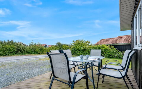 Birtir - 1.2Km from the Sea: Græs, Hus, Tag, Hjem, Sommerhus, Busk, Land Lot, Landdistrikt, Stuehus, Bunddække