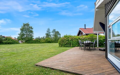 Birtir - 1.2Km from the Sea: Græs, Hus, Tag, Hjem, Sommerhus, Busk, Land Lot, Landdistrikt, Stuehus, Bunddække