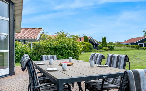 Birtir - 1.2Km from the Sea: Græs, Hus, Tag, Hjem, Sommerhus, Busk, Land Lot, Landdistrikt, Stuehus, Bunddække