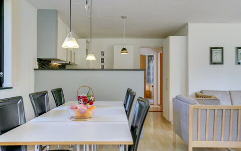 Filippa - 900M from the Sea: Træ, Hus, Sommerhus, Hjem, Tag, Landdistrikt, Sidespor, Bjælkehytte, Garden Bygninger, Hårdttræ