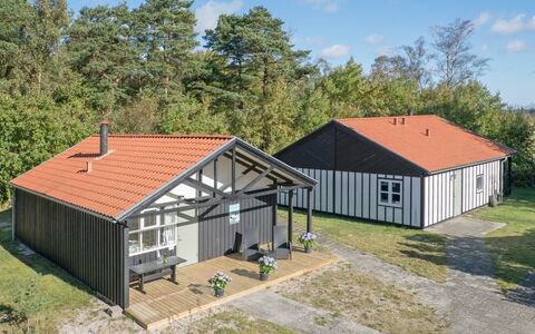Bergit - 55M from the Sea: Træ, Tag, Hjem, Hus, Arkitektur, Sidespor, Land Lot, Sommerhus, Skur, Garden Bygninger