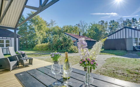 Bergit - 55M from the Sea: Træ, Tag, Hjem, Hus, Arkitektur, Sidespor, Land Lot, Sommerhus, Skur, Garden Bygninger