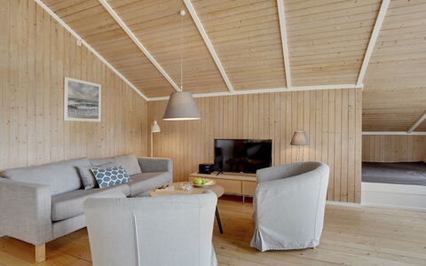 Nafni - 200M from the Sea: Gulvbelægning, Væg, Etage, Indretning, Træ, Loft, Trægulve, Belysning, Møbel, Laminat Gulv