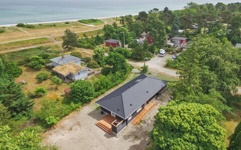 Auke - 100M from the Sea: Hus, Hjem, Dør, Tag, Sommerhus, Estate, Have, Skygge, Sidespor, Gård