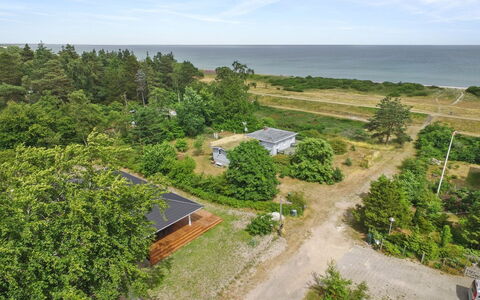 Auke - 100M from the Sea: Hus, Hjem, Dør, Tag, Sommerhus, Estate, Have, Skygge, Sidespor, Gård