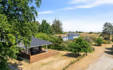 Auke - 100M from the Sea: Hus, Hjem, Dør, Tag, Sommerhus, Estate, Have, Skygge, Sidespor, Gård