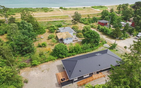 Auke - 100M from the Sea: Hus, Hjem, Dør, Tag, Sommerhus, Estate, Have, Skygge, Sidespor, Gård