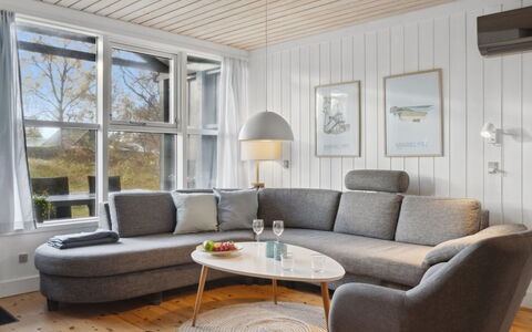 Julkil - 250M from the Sea: Hvid, Design