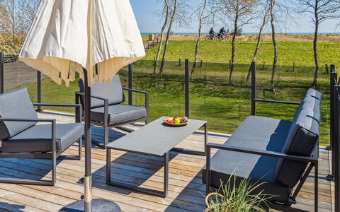 Engli - 90M from the Sea: Boligområde, Busk, Hus, Hjem, Have, Estate, Skygge, Landscaping, Lawn