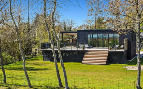 Engli - 90M from the Sea: Boligområde, Busk, Hus, Hjem, Have, Estate, Skygge, Landscaping, Lawn