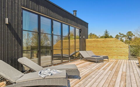 Engli - 90M from the Sea: Boligområde, Busk, Hus, Hjem, Have, Estate, Skygge, Landscaping, Lawn