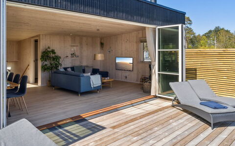 Engli - 90M from the Sea: Boligområde, Busk, Hus, Hjem, Have, Estate, Skygge, Landscaping, Lawn