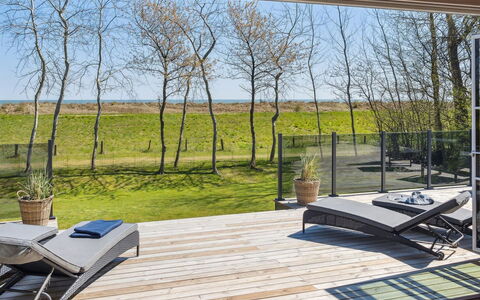 Engli - 90M from the Sea: Boligområde, Busk, Hus, Hjem, Have, Estate, Skygge, Landscaping, Lawn