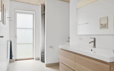 Engli - 90M from the Sea: Gulvbelægning, Etage, Badeværelsesvask, Indretning, Sanitærarmatur, Væg, Håndvask, Træ, Badeværelse, Badeværelsesskab