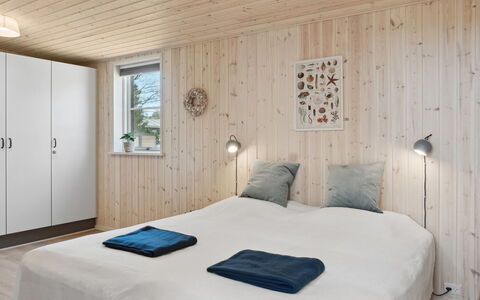 Engli - 90M from the Sea: Gulvbelægning, Træ, Indretning, Soveværelse, Etage, Loft, Seng, Møbel, Værelse, Sengetøj