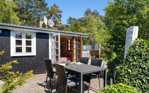 Carly - 100M from the Sea: Græs, Hus, Tag, Hjem, Sommerhus, Busk, Land Lot, Landdistrikt, Stuehus, Bunddække