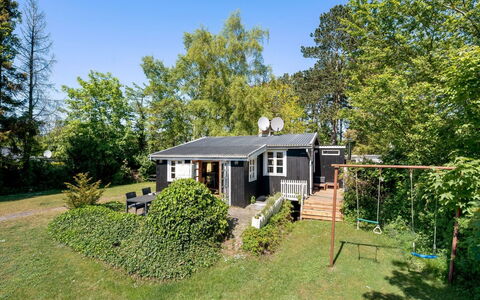Carly - 100M from the Sea: Græs, Hus, Tag, Hjem, Sommerhus, Busk, Land Lot, Landdistrikt, Stuehus, Bunddække