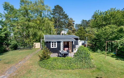Carly - 100M from the Sea: Græs, Hus, Tag, Hjem, Sommerhus, Busk, Land Lot, Landdistrikt, Stuehus, Bunddække